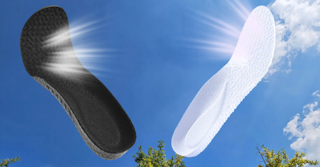 Palmilhas com suporte de arco X, para pés chatos, pisada pronada, nas cores preta e branca flutuando no céu azul com raios de sol e árvores ao fundo