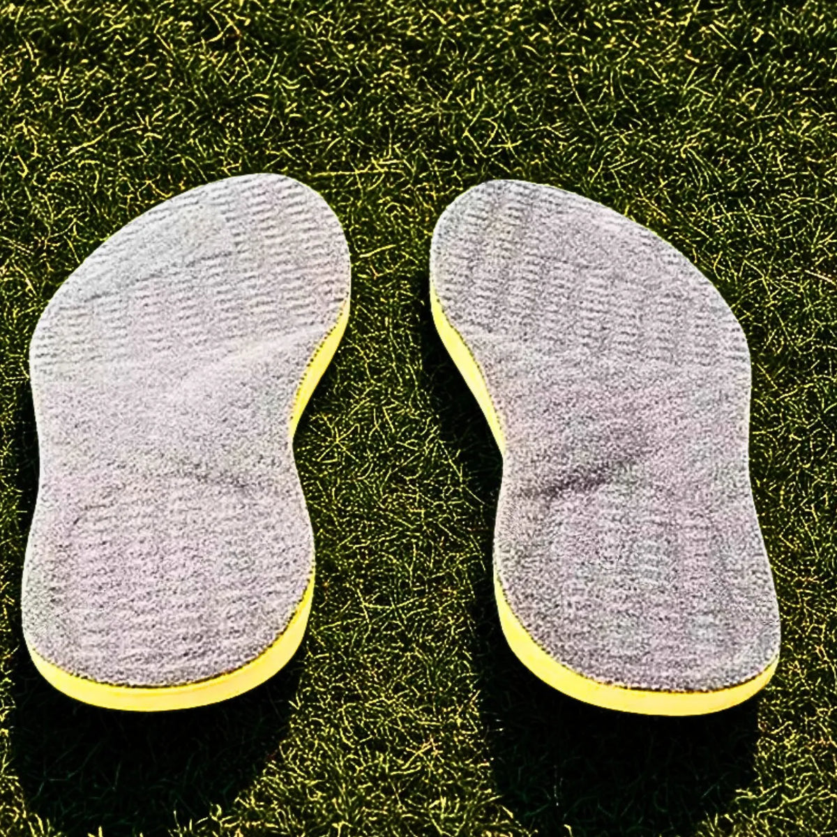 Par de palmilhas ortopédicas X, pés chatos, planos, pisada pronada, cinza com suporte de arco anatômico, ideal para alívio de dores em pés chatos e planos Universo Vigor Saúde