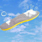 Palmilha corretiva ortopédica X para pernas em X na cor preta, para pés chatos, pisada plana, pronada, com suporte de arco anatômico e base amarela. O produto aparece flutuando em um cenário de céu azul com nuvens, com grafismos brancos e bolhas que simulam a circulação de ar e o conforto térmico do revestimento