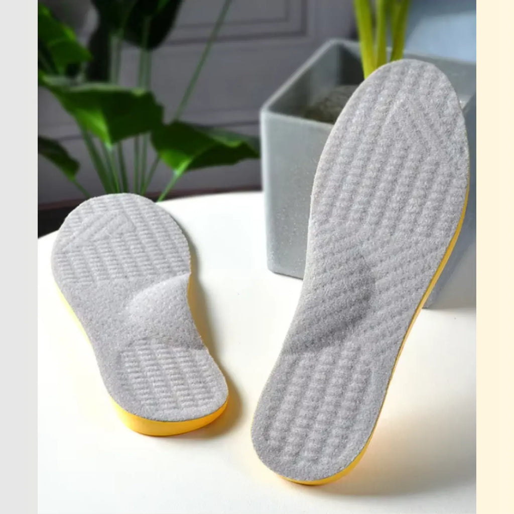 Visão geral do par de palmilhas corretivas O cinza em cenário de bem-estar, destacando o suporte para pés cavos e pisada supinada Universo Vigor Saúde