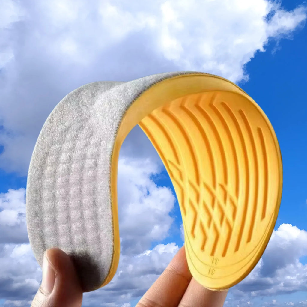 Palmilha corretiva O cinza para supinação, pés cavos, demonstrando flexibilidade e leveza extrema sobre fundo de céu com nuvens Universo Vigor Saúde