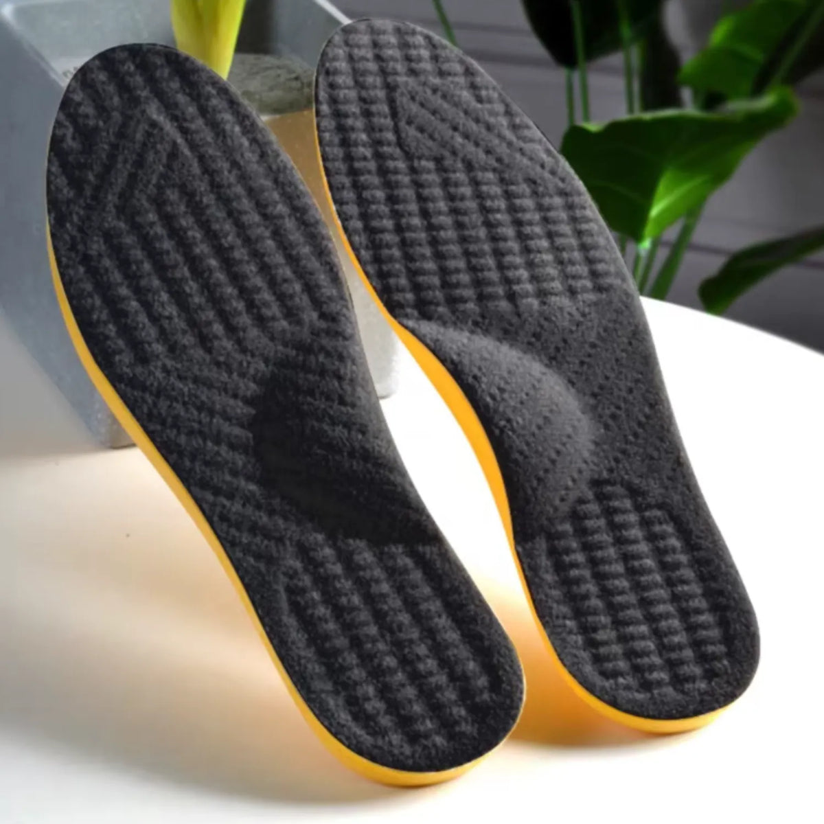 Par de palmilhas corretivas O pretas para supinação e pés cavos em cenário de bem-estar, destacando o design ergonômico Universo Vigor Saúde