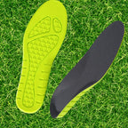 Palmilha ortopédica X esportiva, para pés chatos, planos, pisada pronada, de silicone verde e preta sobre gramado, destacando o design ergonômico para atividades físicas de impacto Universo Vigor Saúde