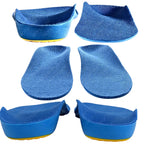 Composição técnica de ângulos da palmilha ortopédica X infantil 3d azul, para pés chatos, planos, pisada pronada, destacando o formato em U do calcanhar de três centímetros e a base estruturada Universo Vigor Saúde