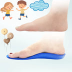 Palmilha ortopédica X infantil 3d, comparativo de antes e depois com ilustrações infantis, mostrando o realinhamento mecânico e suporte do arco plantar com uso, para pés chatos, planos, pisada pronada, Universo Vigor Saúde