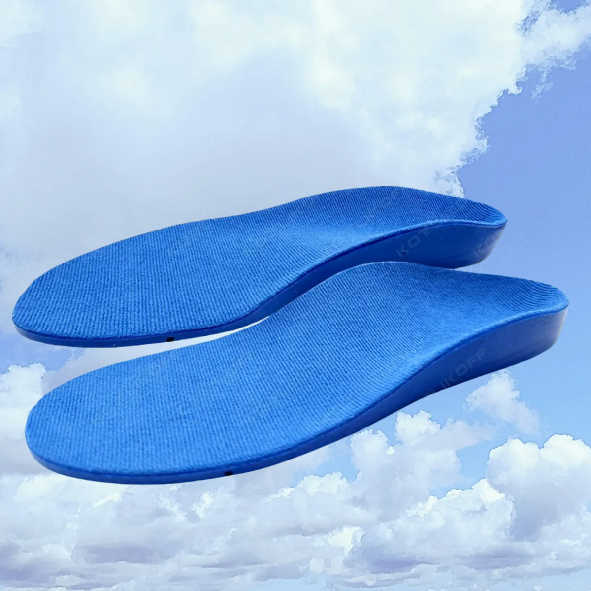 Par de palmilhas ortopédicas X infantis 3d anatômicas azuis ambientadas flutuando sobre fundo de céu azul com nuvens brancas, destacando a leveza Universo Vigor Saúde