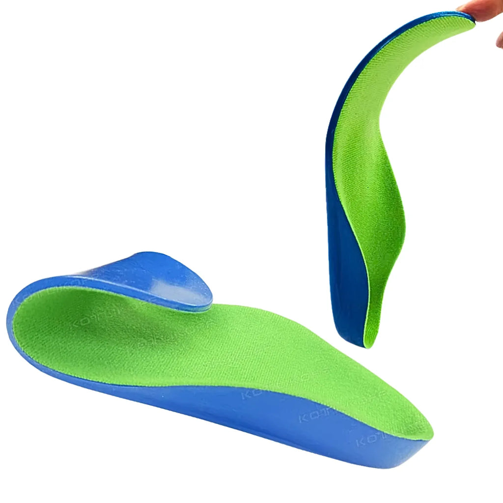 Palmilha infantil ortopedica X 3d: mão flexionando a palmilha para demonstrar o conforto, maleabilidade e toque do material, para pés chatos, planos, pisada pronada