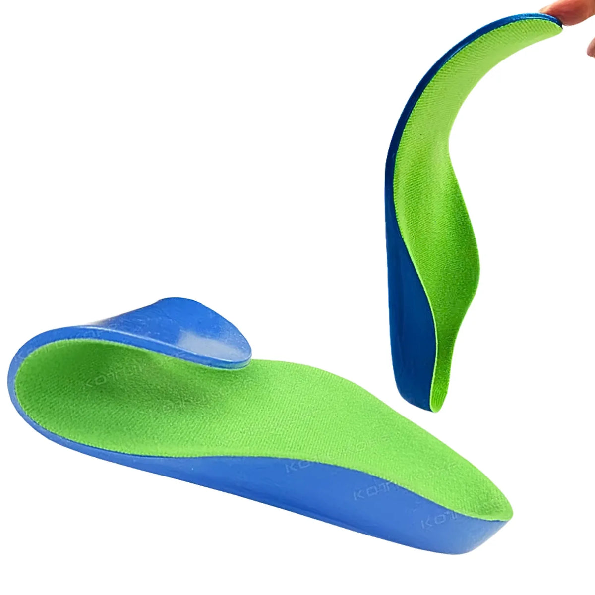 Palmilha infantil ortopedica X 3d: mão flexionando a palmilha para demonstrar o conforto, maleabilidade e toque do material, para pés chatos, planos, pisada pronada