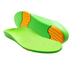 Par de palmilhas ortopédicas X infantis 3d anatômicas, para pés chatos, planos, pisada pronada, verdes cruzadas, exibindo a superfície confortável e a base inferior com amortecedores laranjas Universo Vigor Saúde