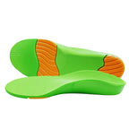Vista da palmilha ortopédica X infantil 3d verde, da base recortável com linhas de numeração e almofadas de amortecimento laranja para pés chatos, planos, pisada pronada, Universo Vigor Saúde