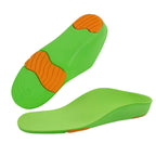 Par de palmilhas ortopédicas X infantis 3d, para pés chatos, planos, pisada pronada, verdes em composição diagonal, exibindo as linhas de recorte da base e a superfície superior ergonômica Universo Vigor Saúde
