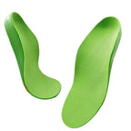 Par de palmilhas ortopédicas infantis X verdes com design anatômico 3D flutuando em fundo branco, exibindo o suporte do arco e o calcanhar profundo Universo Vigor Saúde