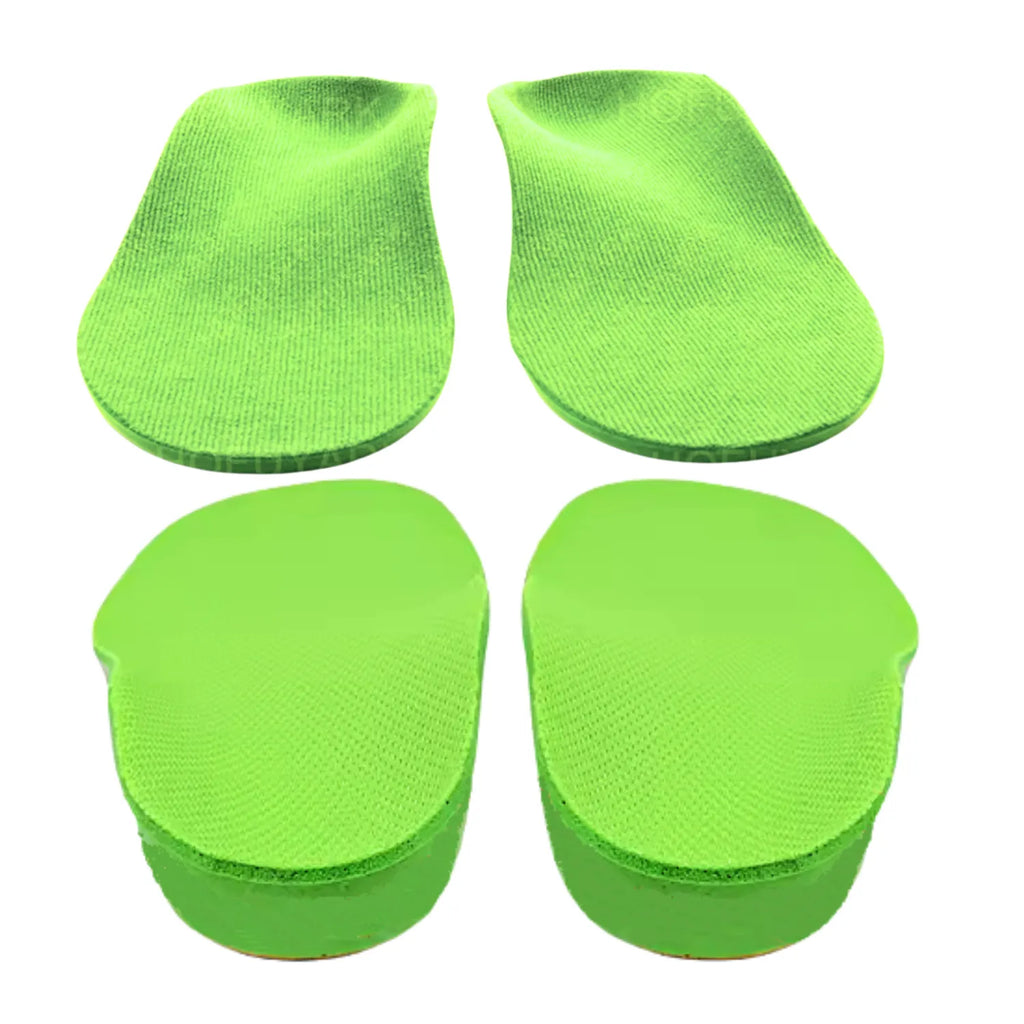 Palmilha ortopédica X infantil 3d verde quanto a composição com vistas superiores e traseiras destacando o calcanhar profundo em formato U, para pés chatos, planos, pisada pronada, Universo Vigor Saúde