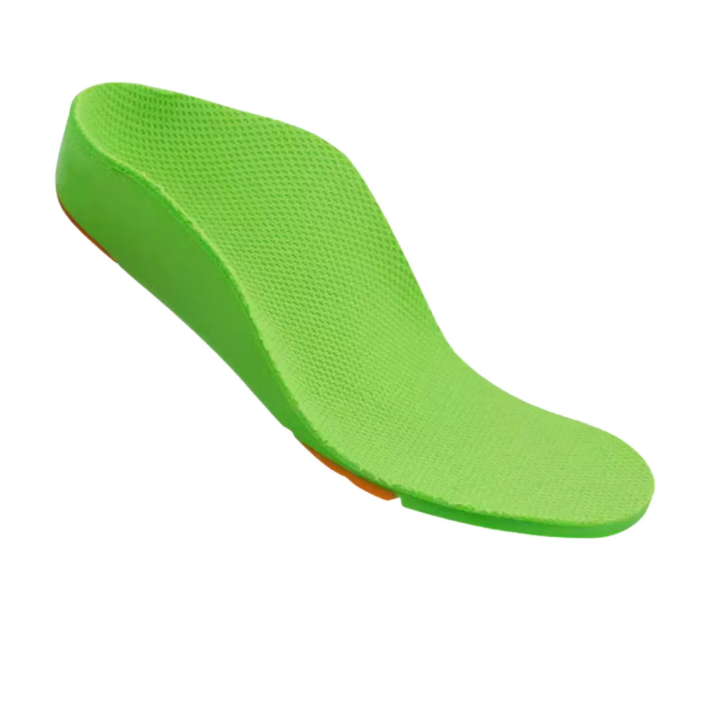 Vista lateral em perfil diagonal da palmilha ortopédica X infantil 3D verde, destacando a elevação do arco médio e a base de amortecimento laranja Universo Vigor Saúde
