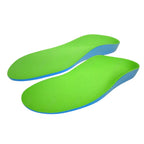 Par completo de palmilhas infantis ortopédicas X 3D azul e verde em ângulo de vitrine para a loja, para pés chatos, planos, pisada pronada