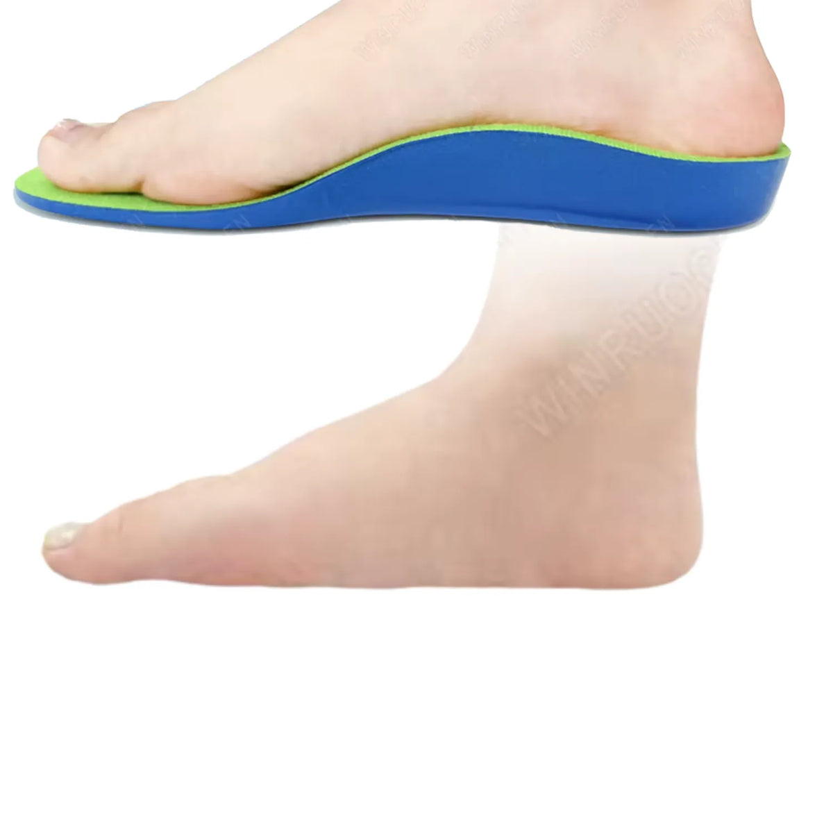 Palmilha ortopédica X infantil 3D de correcao do arco plantar infantil: comparativo visual entre pé sem suporte e pé com a palmilha 3D, provando a correção, para pés chatos, planos, pisada pronada