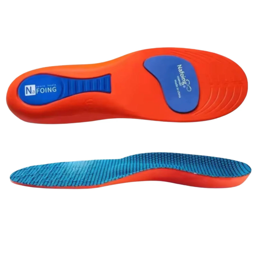 Apresentação dupla de palmilha ortopédica X na cor laranja, para pés chatos, planos, pisada pronada, exibindo a base inferior com duas placas de amortecimento em gel azul e o perfil lateral deitado destacando o design ergonômico sobre fundo branco