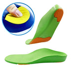 Visão da palmilha ortopédica X infantil 3d verde, vista de perfil e base, para pés chatos, planos, pisada pronada, com círculo de zoom demonstrando a pressão e o amortecimento de impacto no calcanhar Universo Vigor Saúde