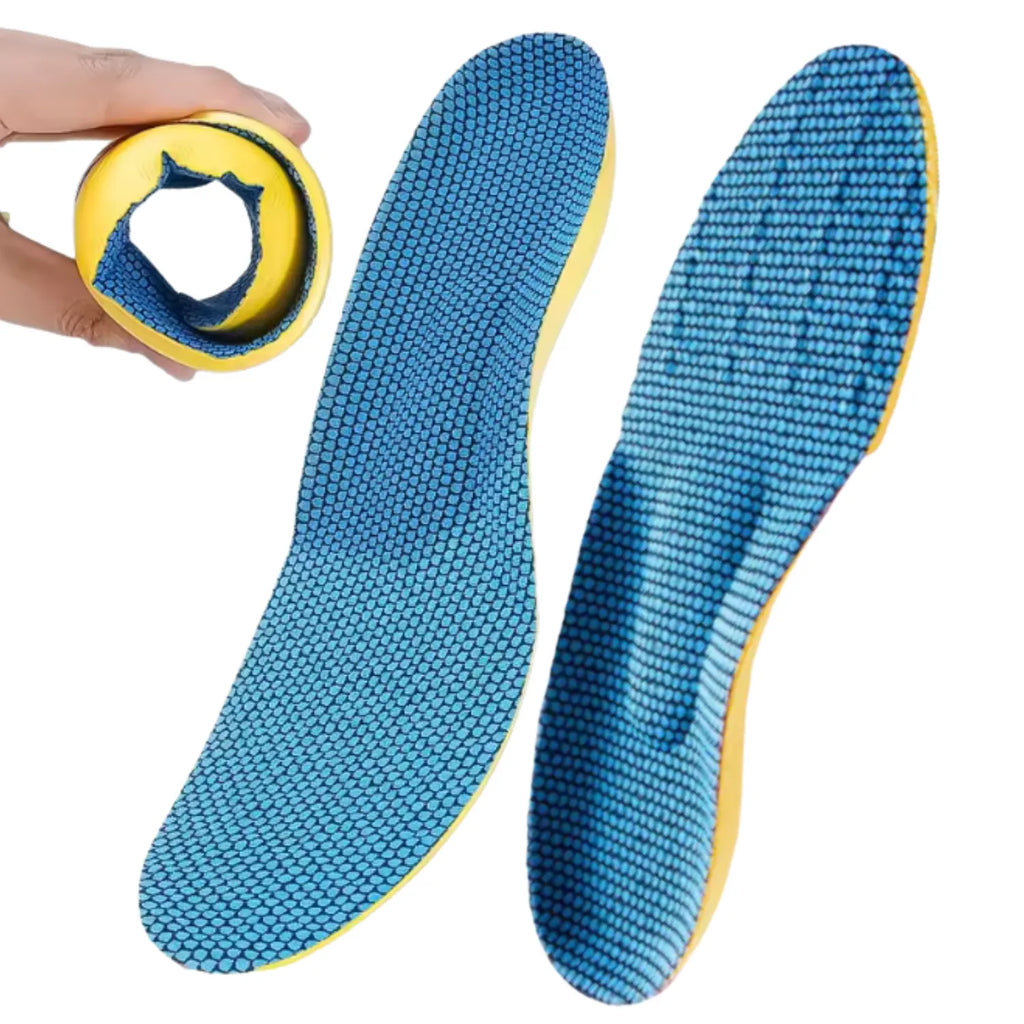 Composição com duas palmilhas X anatômicas, para pés chatos, planos, pisada pronada, de cor amarela mostrando o tecido superior azul colmeia em ângulos diferentes, acompanhadas por uma mão segurando uma palmilha totalmente enrolada sobre fundo branco