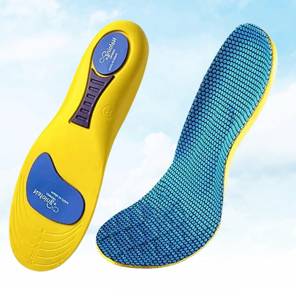 Apresentação em perspectiva vertical de duas palmilhas X anatômicas amarelas, para pés chatos, planos, pisada pronada, sobre fundo de céu azul, exibindo o solado inferior com amortecedores azuis em gel e a face superior revestida de tecido texturizado azul