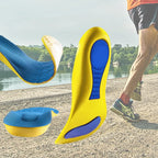 Composição de palmilha ortopédica X ergonômica, para pés chatos, planos, pisada pronada, de cor amarela com fundo de atleta correndo à beira de um lago, mostrando em destaque a base inferior com amortecedores azuis, a flexibilidade da ponta e o tecido azul superior texturizado