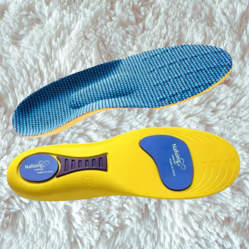 Apresentação de dois lados da palmilha oretopédica X anatômica amarela, para pés chatos, planos, pisada pronada, sobre fundo felpudo branco, mostrando o perfil superior revestido em tecido texturizado azul colmeia e o solado inferior com amortecimento reforçado azul e roxo