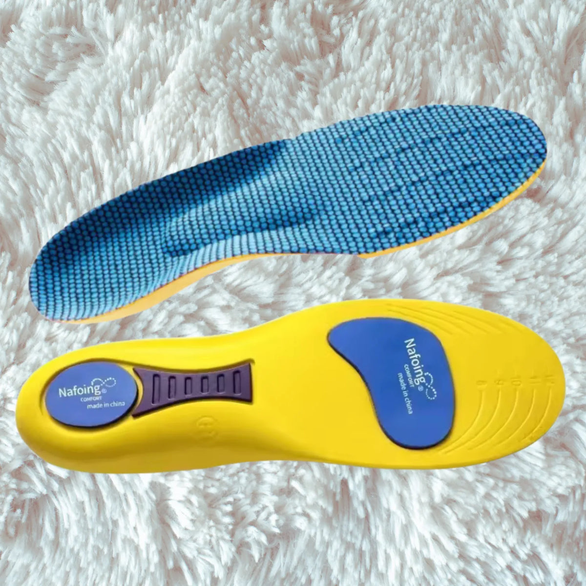 Apresentação de dois lados da palmilha oretopédica X anatômica amarela, para pés chatos, planos, pisada pronada, sobre fundo felpudo branco, mostrando o perfil superior revestido em tecido texturizado azul colmeia e o solado inferior com amortecimento reforçado azul e roxo