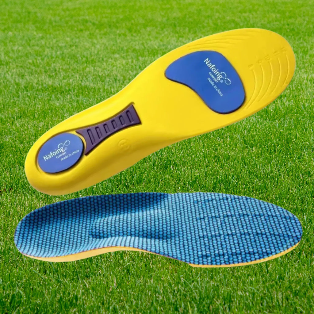 Visão combinada de palmilha ortopédica X ergonômica, para pés chatos, planos, pisada pronada, sobre fundo de grama verde, exibindo a base inferior com duas placas azuais de gel amortecedor e a unidade inferior mostrando a superfície azul texturizada