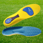 Visão combinada de palmilha ortopédica X ergonômica, para pés chatos, planos, pisada pronada, sobre fundo de grama verde, exibindo a base inferior com duas placas azuais de gel amortecedor e a unidade inferior mostrando a superfície azul texturizada