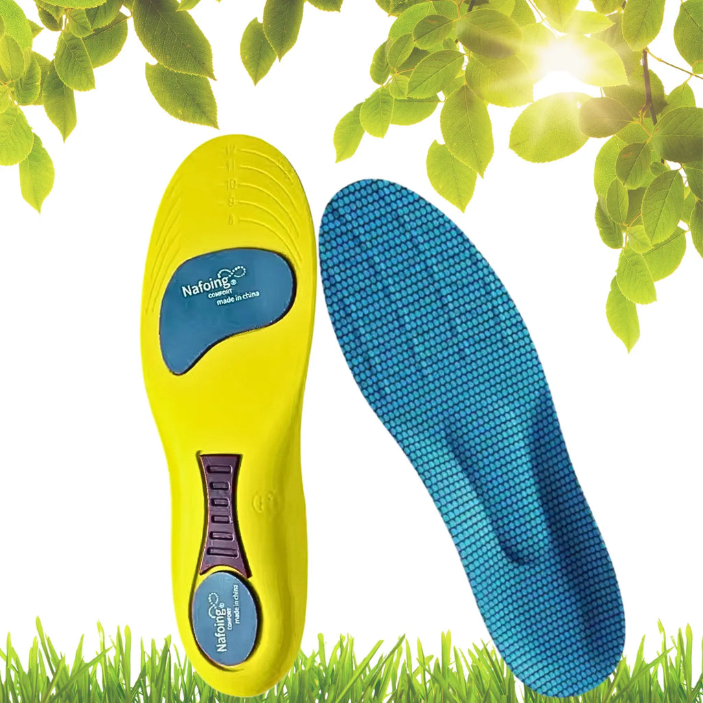 Par de palmilhas ortopédicas X esportivas amarela e azul, para pés chatos, planos, pisada pronada, com zonas de gel azul para amortecimento e suporte do arco plantar em ambiente natural Universo Vigor Saúde