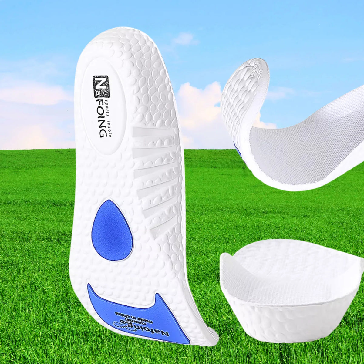 Composição de palmilha ortopédica X branca, para pés chatos, planos, pisada pronada, com fundo de campo gramado e céu azul, exibindo uma unidade em pé com o solado de esferas e pontos azuis, ao lado de demonstrações superiores de flexibilidade da ponta e calcanhar côncavo