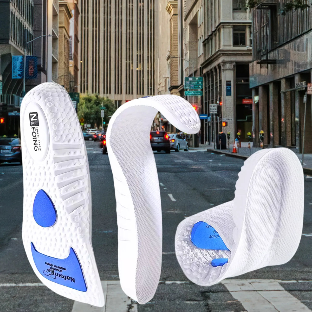 Composição de três ângulos da palmilha ortopédica X branca, para pés chatos, planos, pisada pronada, com fundo desfocado de rua de cidade e carros, mostrando a base inferior texturizada com pontos de gel azul e demonstrações de flexibilidade do produto dobrado