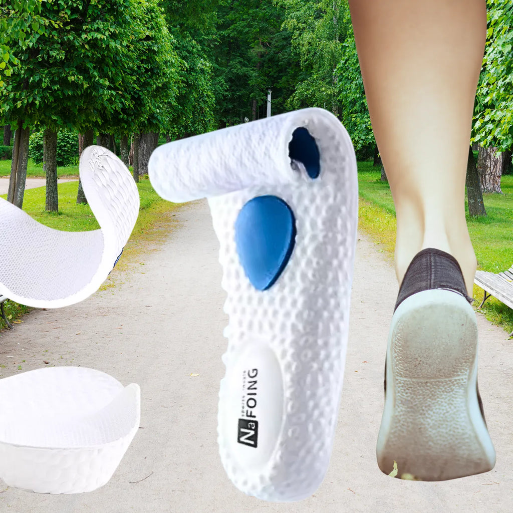 Composição de palmilha ortopédica X branca, para pés chatos, planos, pisada pronada, com fundo de pessoa caminhando em um parque, exibindo em primeiro plano a base inferior texturizada com amortecedor em gel azul e demonstrações de alta flexibilidade