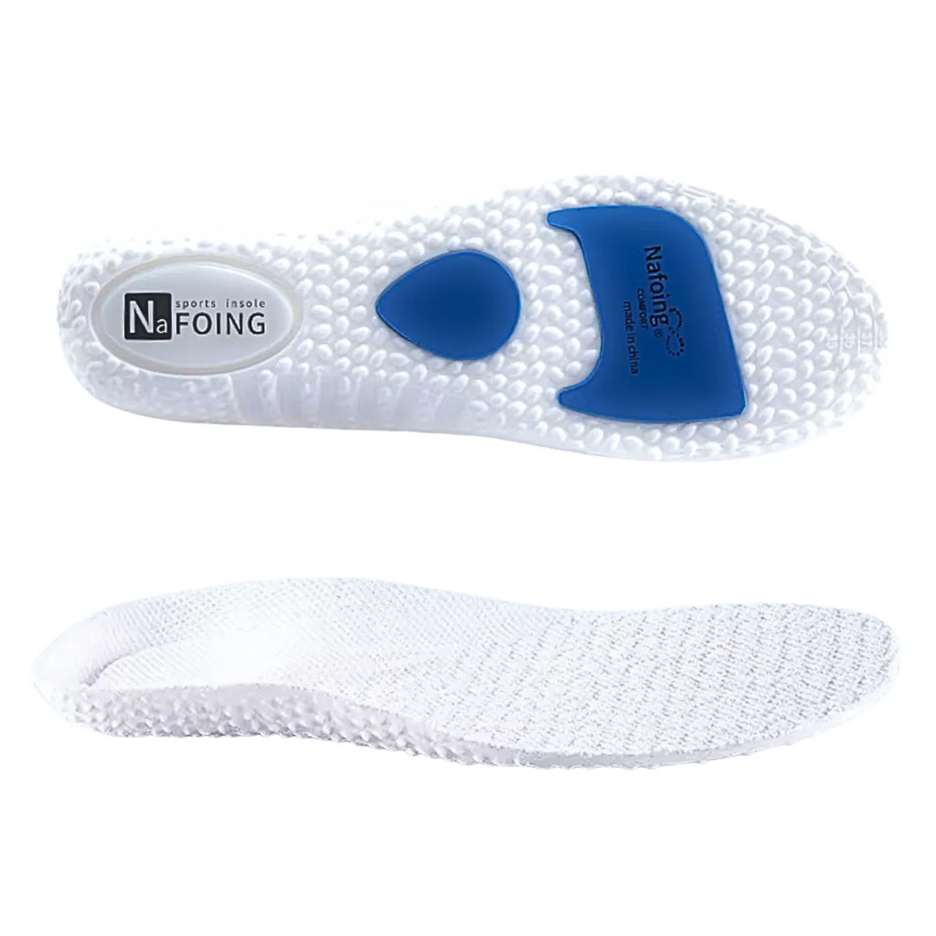 Visão dupla combinada de palmilha ortopédica X branca, para pés chatos, planos, pisada pronada, mostrando o solado inferior texturizado com pontos de absorção azuis e a lateral destacando o perfil anatômico revestido em tecido claro sobre fundo branco