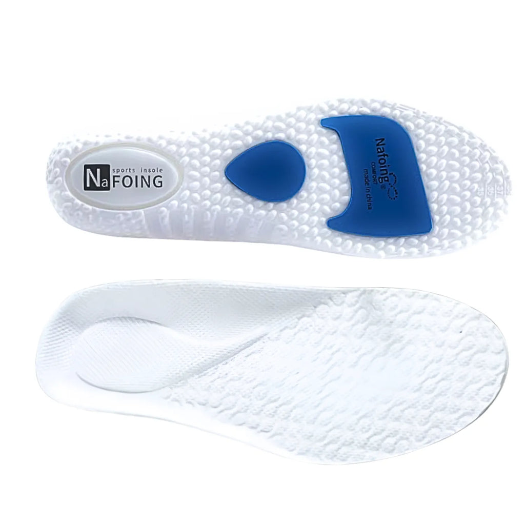 Visão horizontal de dois lados da palmilha ortopédica X branca, para pés chatos, planos, pisada pronada, detalhando a superfície superior texturizada com calcanhar anatômico e a base inferior branca com pontos de amortecimento em azul sobre fundo branco