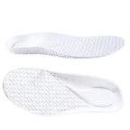 Apresentação combinada de dois ângulos de palmilha ortopédica X branca, para pés chatos, planos, pisada pronada, exibindo o perfil lateral com suporte anatômico de arco e a vista superior detalhando a malha texturizada respirável sobre fundo branco