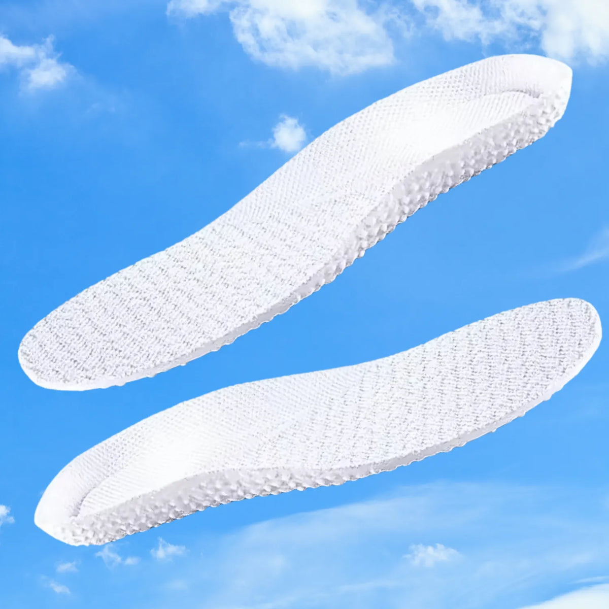 Apresentação dupla horizontal de palmilhas ortopédicas X brancas, para pés chatos, planos, pisada pronada, flutuando contra fundo de céu azul com nuvens, destacando o formato anatômico simétrico e a superfície superior em malha texturizada macia