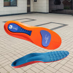 Visão combinada de palmilha ortopédica X, para pés chatos, planos, pisada pronada, flutuando de cabeça para baixo expondo as placas de gel azul e linhas de recorte, com a vista do perfil lateral anatômico em tecido azul texturizado logo abaixo