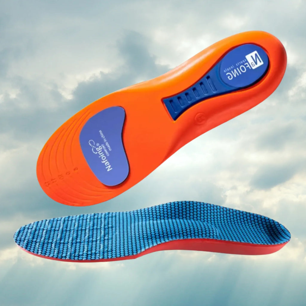 Visão combinada de palmilha ortopédica X, para pés chatos, planos, pisada pronada, flutuando contra fundo de céu com nuvens, exibindo o solado inferior com linhas de recorte e amortecedores em gel azul ao lado da unidade inferior em perfil lateral