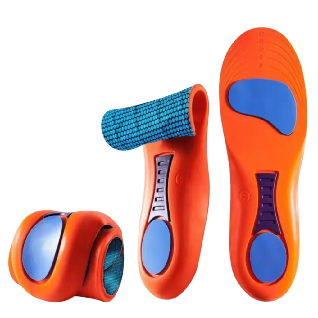 Composição com três visões de palmilha ortopédica X laranja, para pés chatos, planos, pisada pronada, exibindo o solado inferior plano esticado, uma unidade dobrada ao meio com tecido azul em evidência e uma unidade totalmente enrolada sobre fundo branco