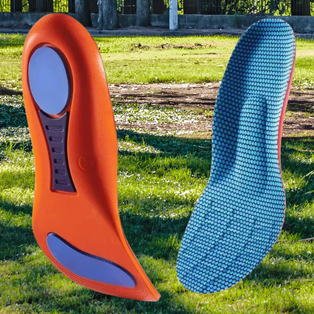 Visão dupla de palmilha ortopédica X, para pés chatos, planos, pisada pronada, laranja em pé sobre gramado de parque, exibindo o solado inferior com amortecedores azuis e a face superior em tecido azul respirável com textura colmeia