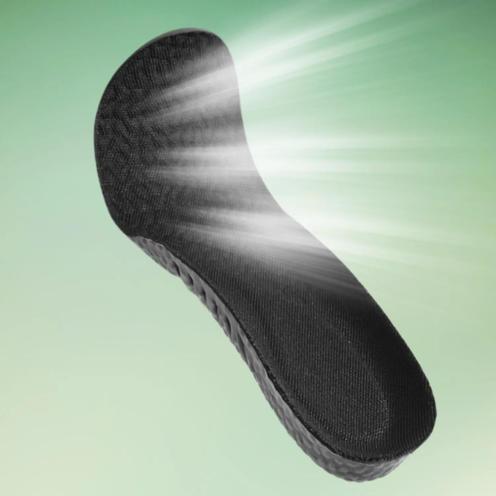 Palmilha ortopédica X preta, para pés chatos, planos, e pisada pronada, em ângulo inclinado contra fundo verde gradiente com feixes de luz cruzando a estrutura, destacando a malha respirável superior antiderrapante e a lateral moldada