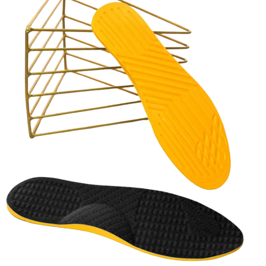 Vista superior e inferior da palmilha ortopédica X, para pés chatos, planos, pisada pronada, preta com base amarela, destacando o suporte de arco para pés chatos e solado antiderrapante Universo Vigor Saúde