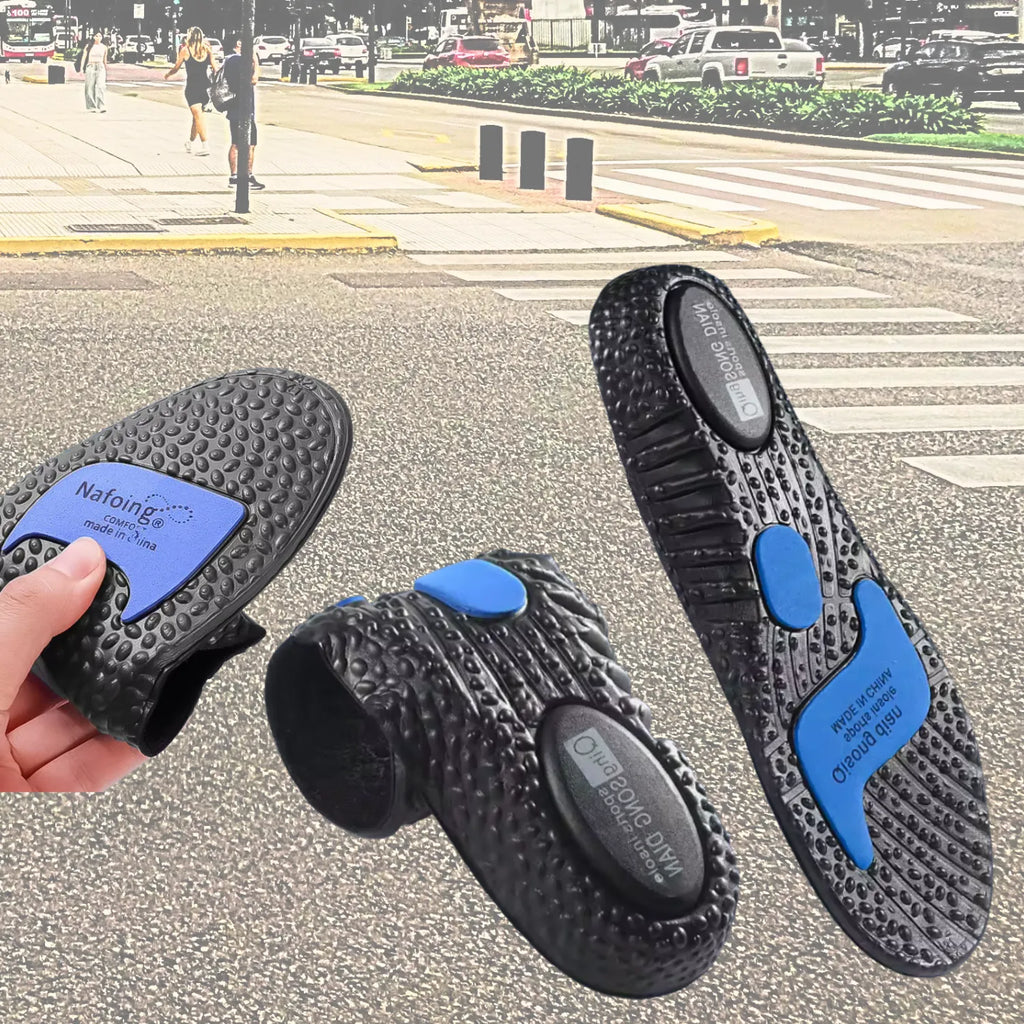 Composição de três ângulos da palmilha ortopédica X preta, para pés chatos, planos, pisada pronada, com fundo desfocado de faixa de pedestres na rua, exibindo uma unidade estendida mostrando o solado texturizado em esferas com amortecedores azuis, uma unidade enrolada e uma mão flexionando a base de gel