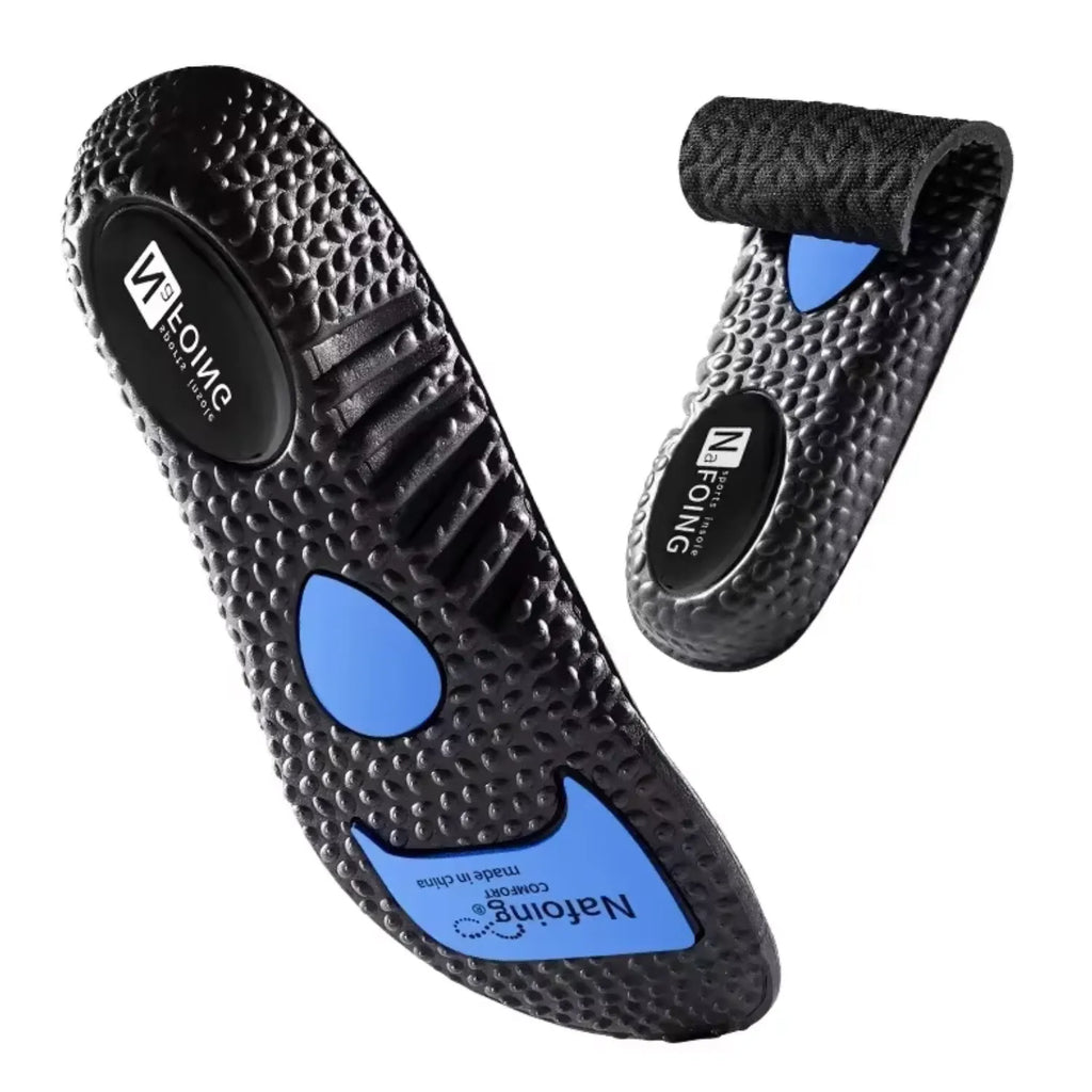 Palmilha ortopédica X esportiva preta, para pés chatos, planos, pisada pronada, com detalhes azuis demonstrando flexibilidade e maleabilidade do material com textura antiderrapante Universo Vigor Saúde