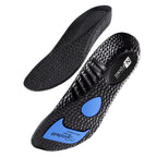 Vista diagonal da palmilha ortopédica X esportiva preta, para pés chatos, planos, pisada pronada, com textura e detalhes azuis mostrando logo da marca para suporte e amortecimento Universo Vigor Saúde