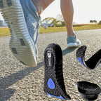Composição de palmilha ortopédica X preta, para pés chatos, planos, pisada pronada, com fundo de atleta correndo com tênis esportivo, exibindo em destaque o solado inferior texturizado com pontos de gel azul e demonstrações da calha profunda do calcanhar