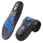 Composição dupla de palmilha ortopédica X preta, para pés chatos, planos, pisada pronada, exibindo o solado inferior plano com textura massageadora e pontos de amortecimento em gel azul ao lado de uma unidade totalmente dobrada em espiral sobre fundo branco