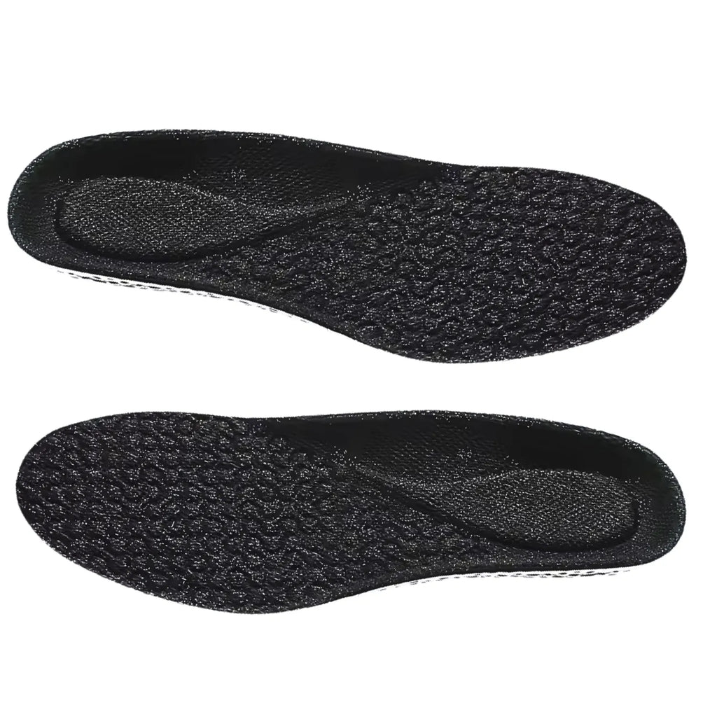Par de palmilhas ortopédicas X na cor preta, para pés chatos, planos, pisada pronada, visualizadas em perspectiva superior inclinada, destacando o revestimento em tecido texturizado escuro, a almofada de suporte central para o metatarso e as bordas de estabilização do calcanhar sobre fundo branco