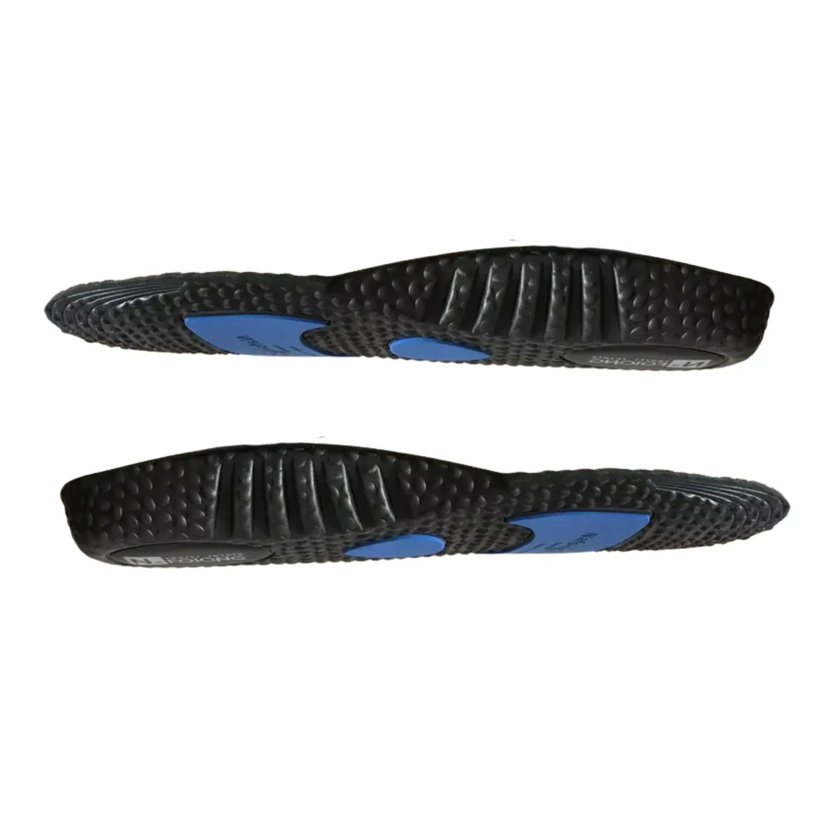 Exibição dupla em perfil lateral de palmilha ortopédica X na cor preta, para pés chatos, planos, pisada pronada,  destacando os relevos antiderrapantes, a curvatura anatômica do arco médio e os amortecedores em gel azul na base sobre fundo branco